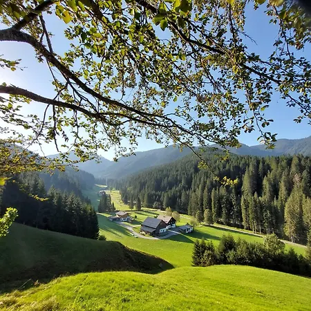 Huette Neuhaus بيت للعطل *